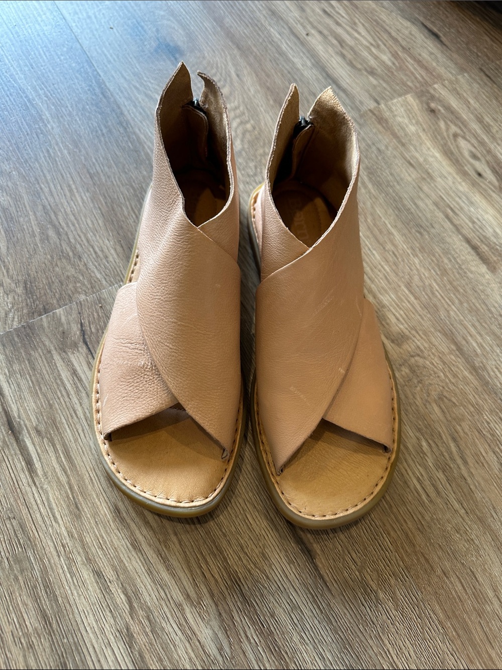 Born Women's Crisscross Open-Toe Sandal Boot in Light Tan Never Worn MSRP $130